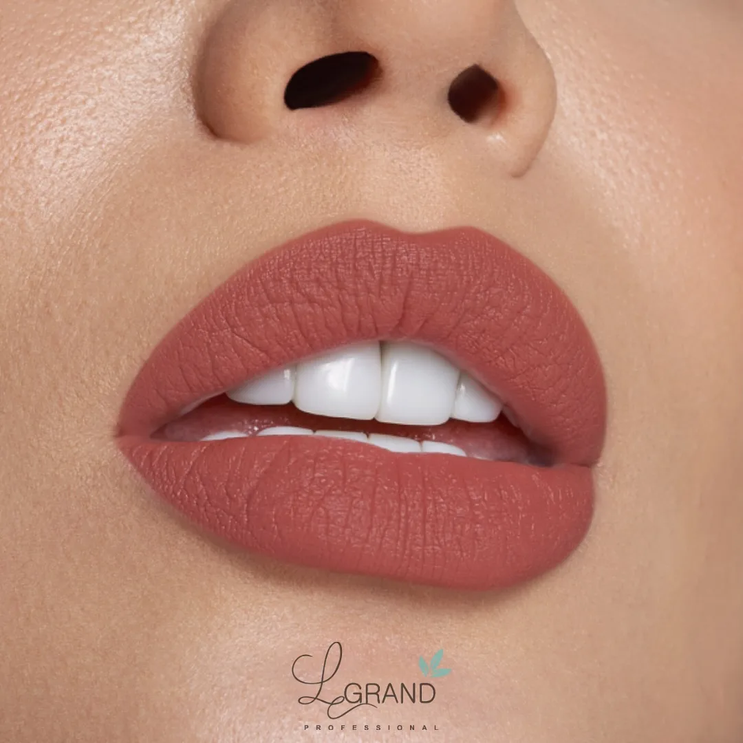 رژلب جامد کد ۵۰۶ کرم قهوه‌ای گرم لگراند، رنگ قهوه‌ای صورتی، مات