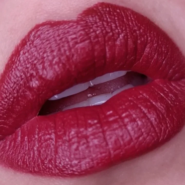 رژلب قرمز زرشکی لگراند، مات