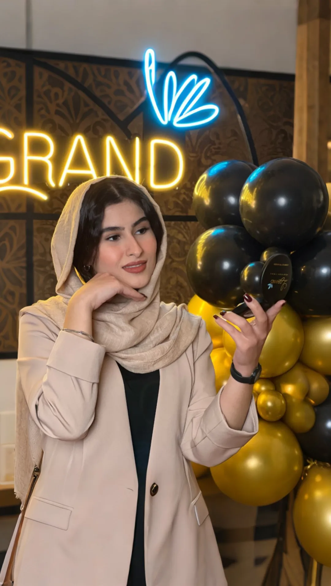 پنکک لگراند، رنگ مشکی و طلایی، جنس پلاستیک، پنکک آرایشی