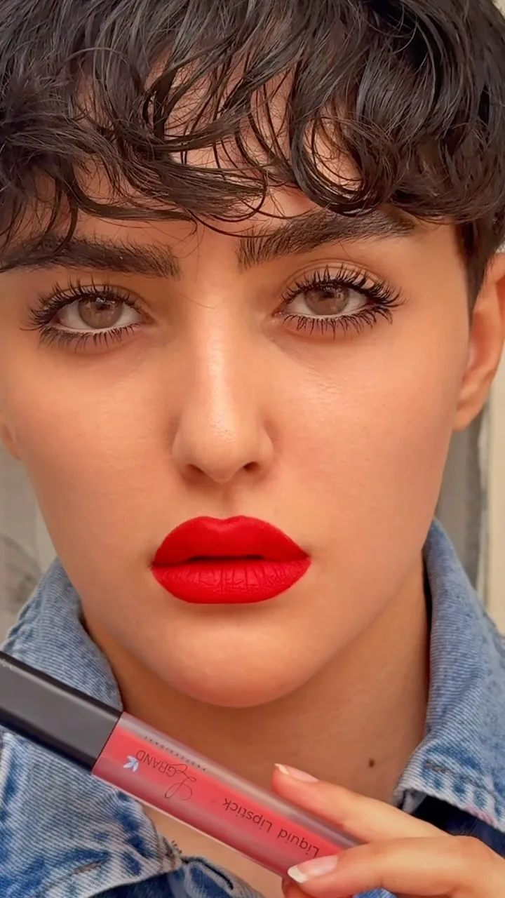 رژلب مایع لگراند، رنگ صورتی و مشکی، اپلیکاتوری