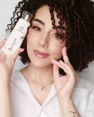 سرم پوست ۱۲۰ میل لدورا، رنگ سفید و صورتی، جنس شیشه، بطری کوچک
