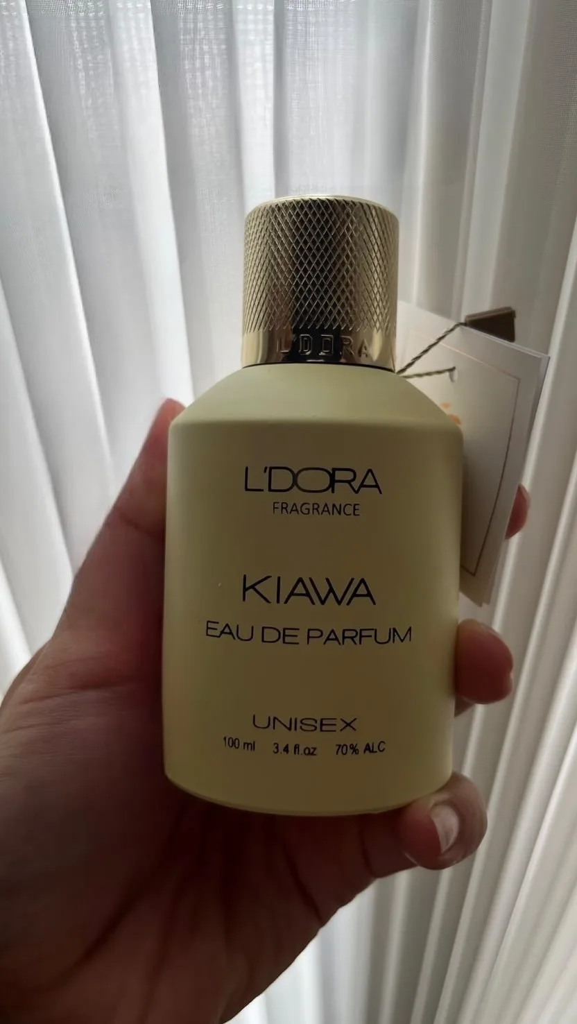 عطر کیاوا لدورا، رنگ زرد کمرنگ و طلایی، جنس شیشه و فلز، بطری اسپری