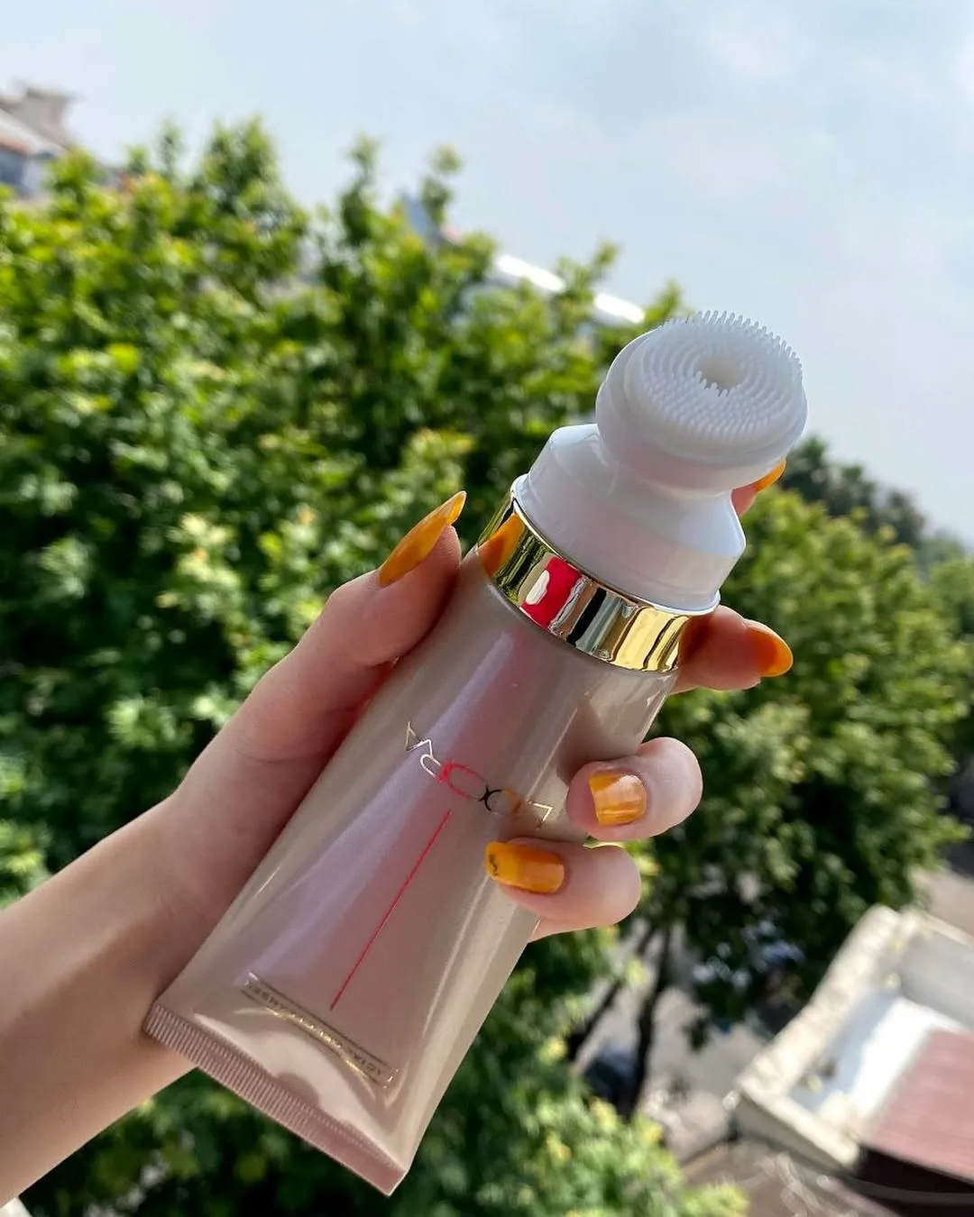 ژل مرطوبکننده صورت، رنگ کرم، طلایی و سفید، جنس پلاستیک، تیوپی با سری ماساژور