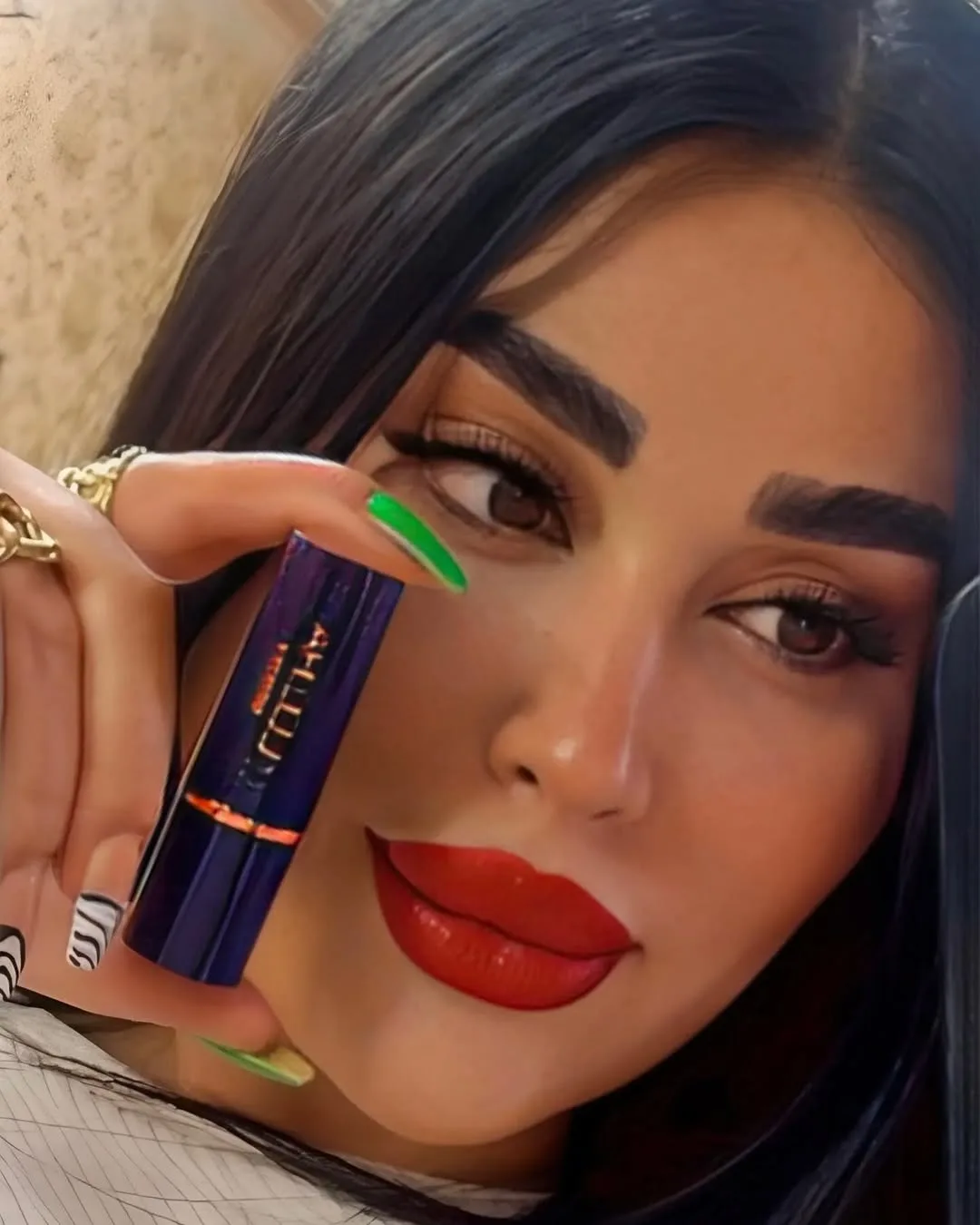 رژ لب جامد لدورا، رنگ سرمه‌ای و نارنجی، جنس پلاستیک، استوانه‌ای پیچی