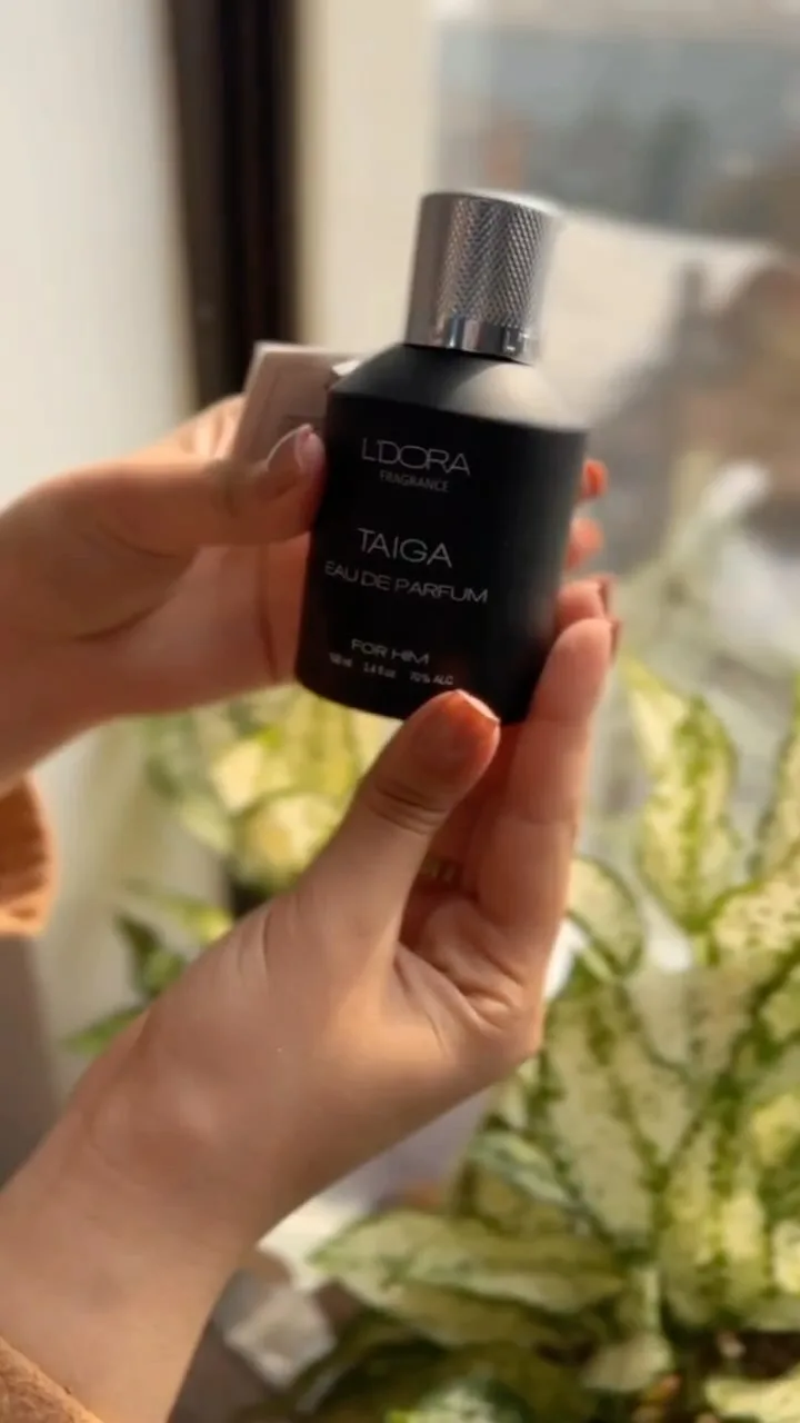 ادکلن مردانه لدورا، رنگ مشکی و نقره‌ای، جنس شیشه و فلز، بطری استوانه‌ای