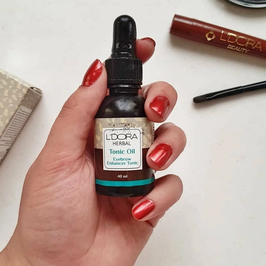 روغن تونیک تقویت ابرو و مژه لدورا، رنگ قهوه‌ای و تیره، جنس شیشه، بطری قطره‌چکانی