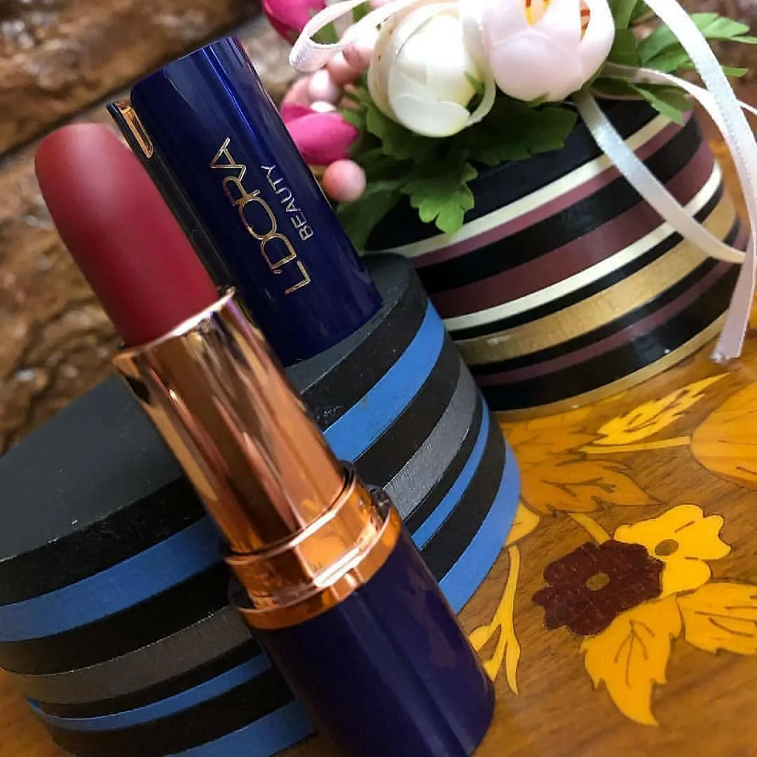 رژ لب جامد مات لدورا، رنگ سرمه‌ای و قرمز، جنس پلاستیک، استوانه‌ای