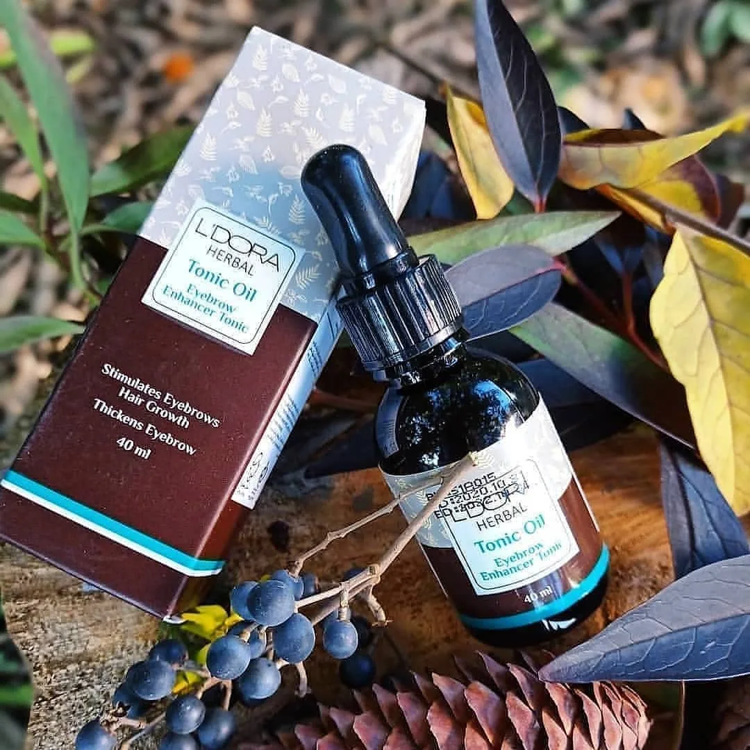 روغن تونیک تقویت ابرو لدورا هربال، رنگ قهوه‌ای و سفید، جنس شیشه، بطری قطره‌چکانی