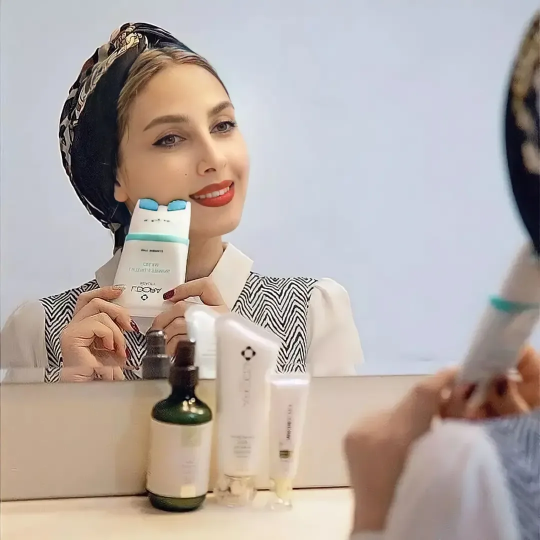 کرم لیفتینگ ضدچروک لدورا، رنگ سفید و آبی، جنس پارچه و پلاستیک، طرح راه‌راه، شومیز و هدبند