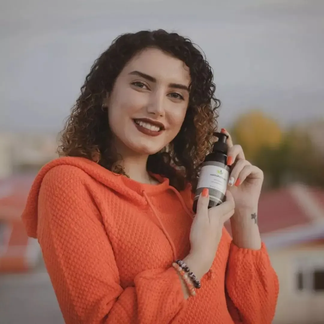 روغن مو، رنگ قهوهای تیره و سفید، جنس شیشه و پلاستیک، بطری پمپی
