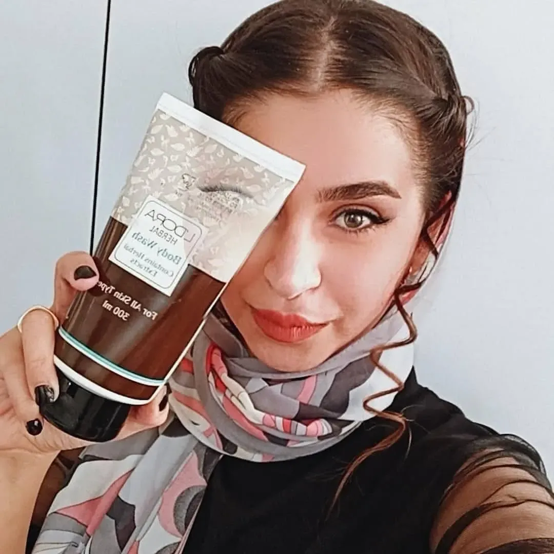 شوینده بدن لدورا، رنگ قهوه‌ای و سفید، جنس پلاستیک، تیوپی