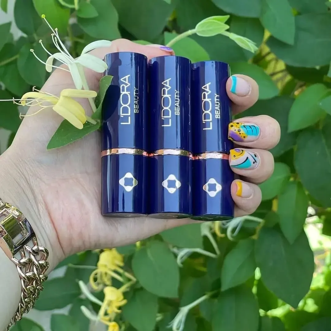 رژ لب مات لدورا، رنگ سرمه‌ای و طلایی، جنس پلاستیک، رژ لب ماتیکی