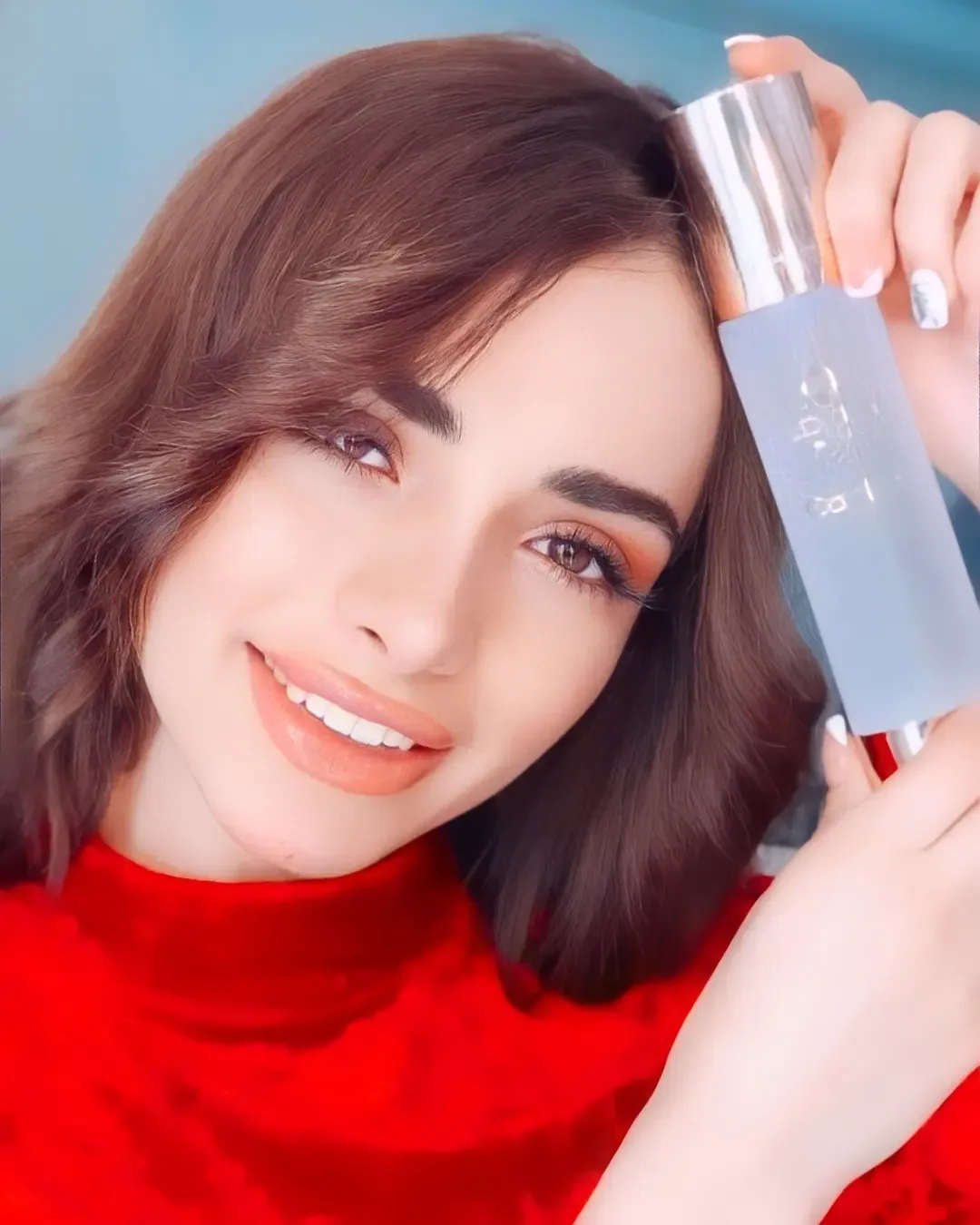 کرم مرطوب‌کننده لدورا، رنگ آبی و نقره‌ای، جنس پلاستیک، بطری پمپی