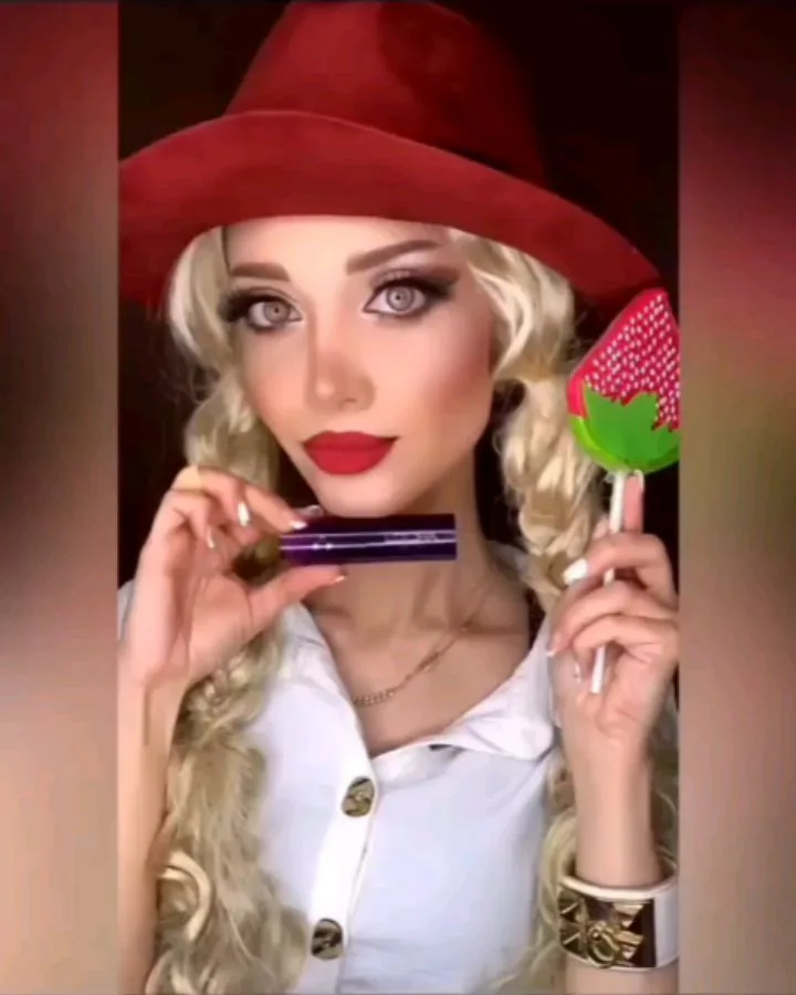 رژ لب جامد مات لدورا، رنگ بنفش و قرمز، جنس پلاستیک، مایع