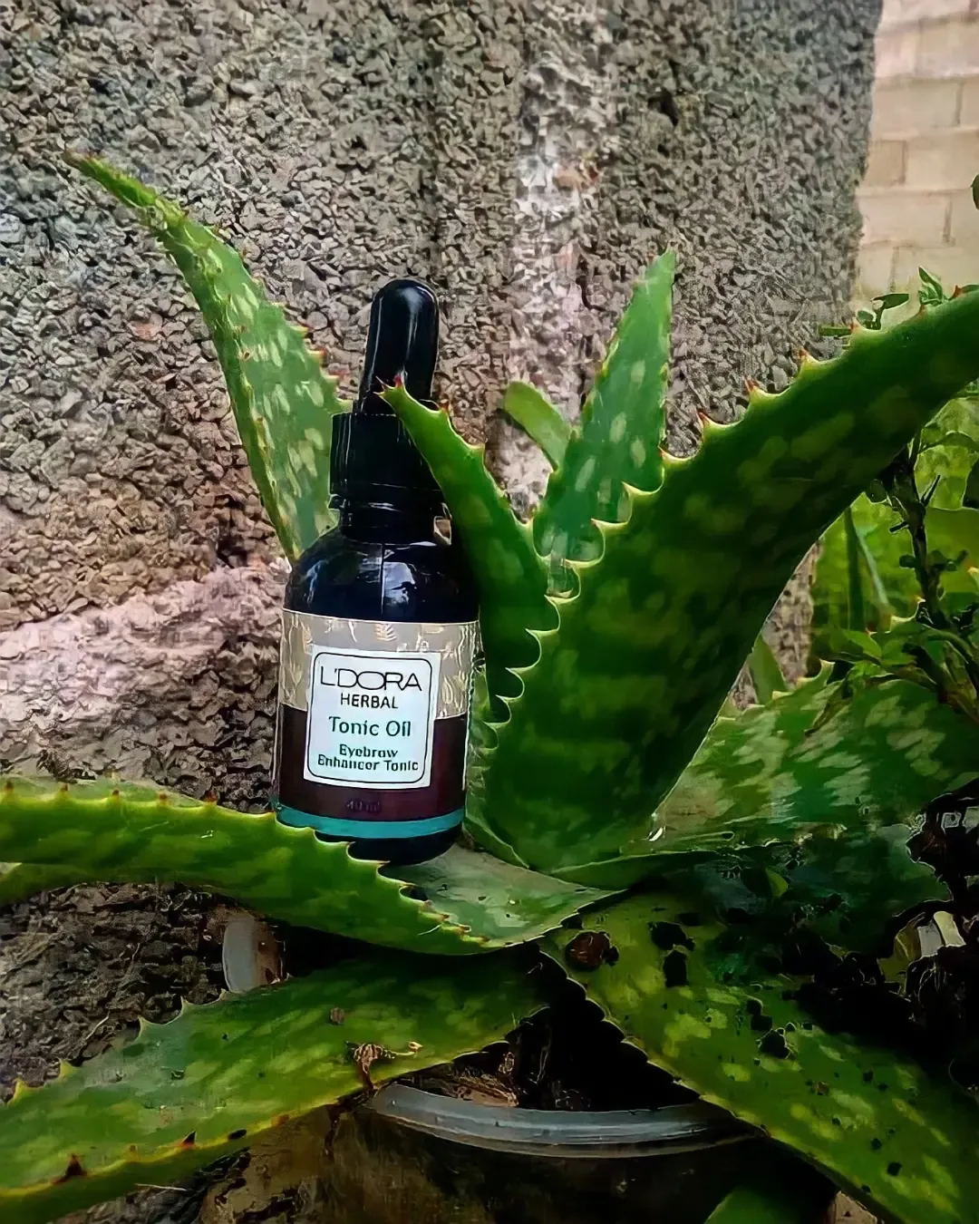 تونیک روغن تقویت ابرو ۴۰ میل لدورا هربال، رنگ قهوه‌ای تیره، جنس شیشه، بطری قطره‌چکان