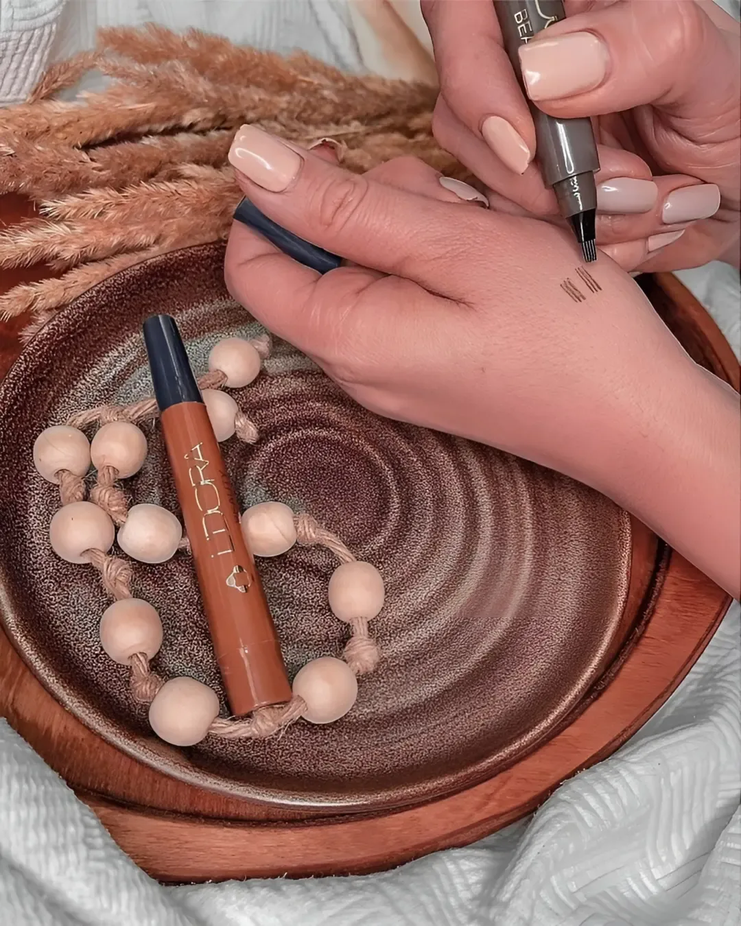 خط چشم لدورا، رنگ قهوه‌ای و مشکی، جنس پلاستیک، ماژیکی