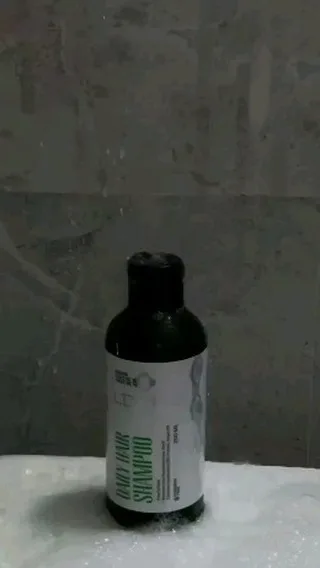 شامپو سر فاقد نمک لدورا، رنگ مشکی و سفید، جنس پلاستیک، بطری پمپی