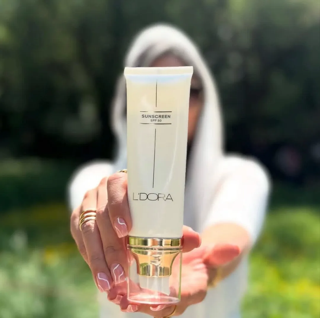 کرم ضدآفتاب SPF50 لدورا، رنگ طلایی، جنس پلاستیک، تیوپی