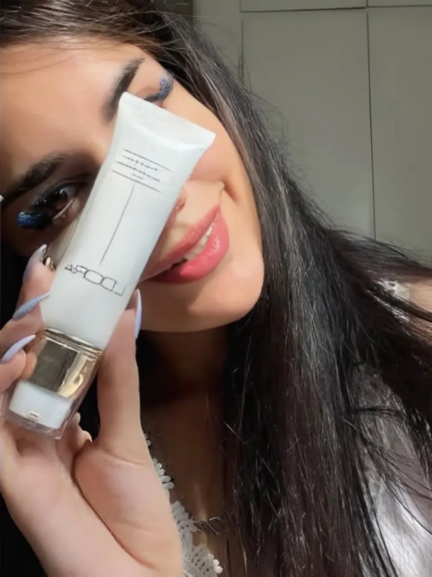 کرم ضدآفتاب SPF50 لدورا، رنگ سفید و طلایی، جنس پلاستیک، تیوپی