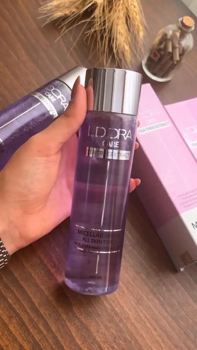میسلار واتر لدورا، رنگ بنفش و نقره‌ای، جنس پلاستیک، بطری استوانه‌ای