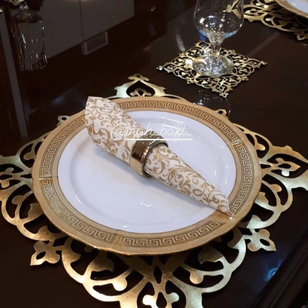 زیربشقابی چرم ست مهر، رنگ طلایی و سفید، طرح هندسی، گرد، طرح اسلیمی گل‌برگ