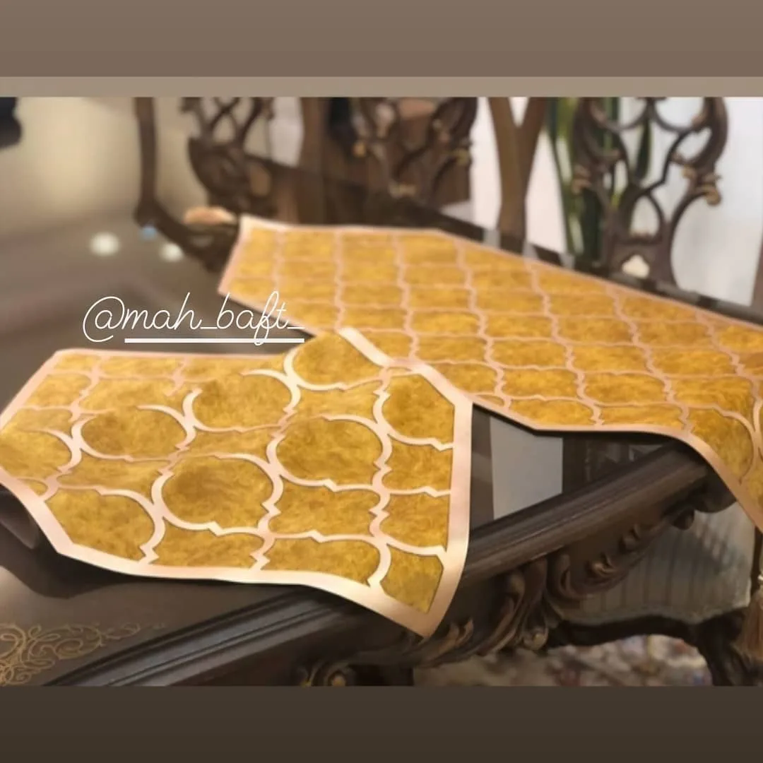 رانر رومیزی مخمل، رنگ خردلی و طلایی، طرح هندسی، مستطیلی رانر