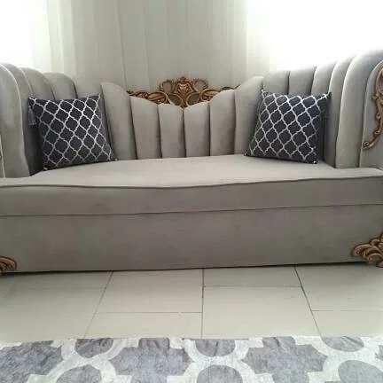 ست رانر و کوسن طوسی، رنگ سفید، جنس مخمل، طرح هندسی، مربعی