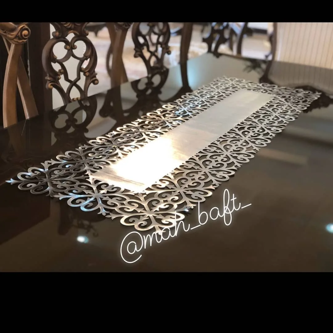 رانر طرح گل ریز با چرم نقره‌ای، جنس فلز، طرح هندسی، مستطیلی، لیزری