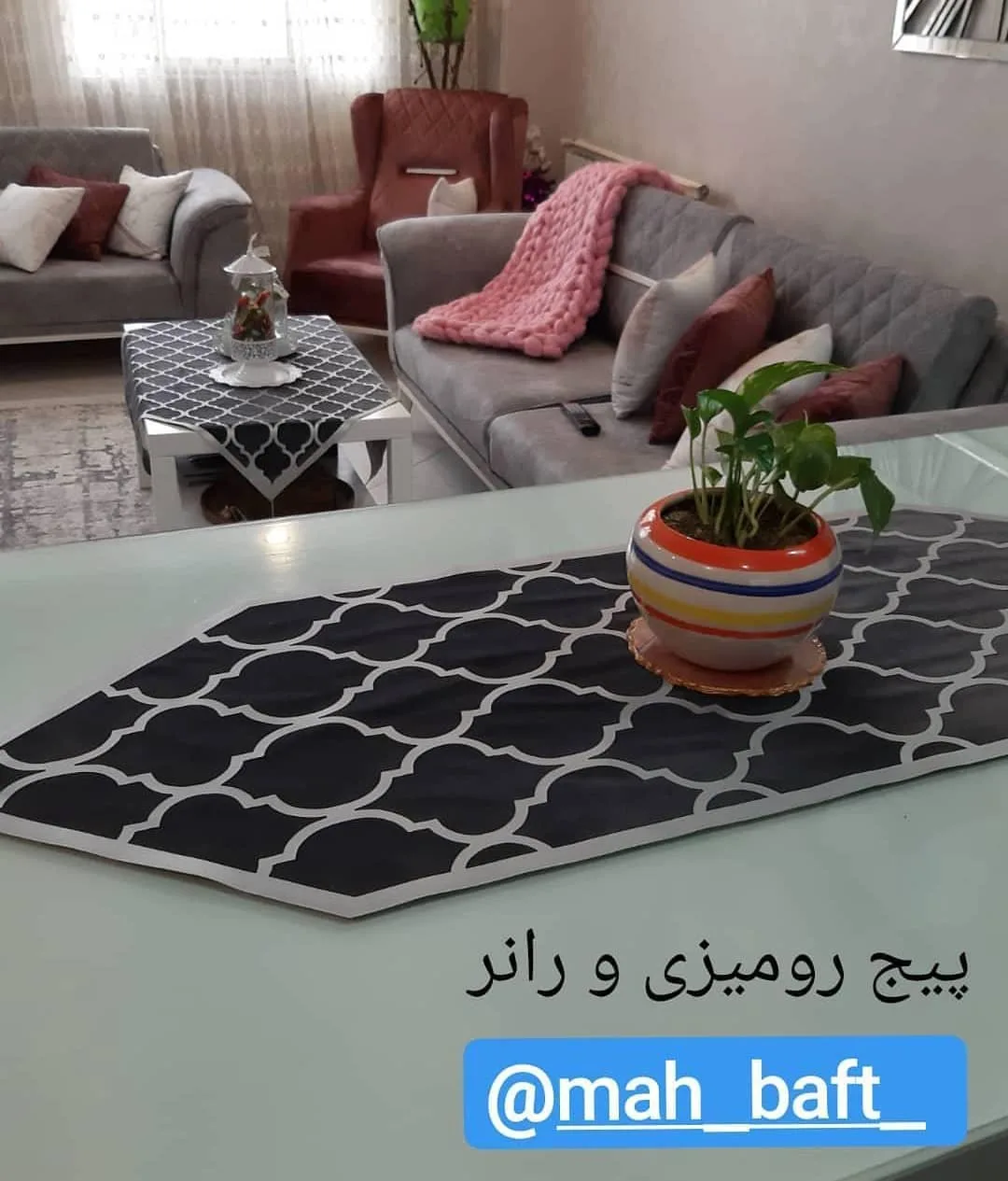 رانر و رومیزی طوسی نقره‌ای، رنگ مشکی، سفید و کرم، جنس پارچه، طرح هندسی، رانر مستطیل