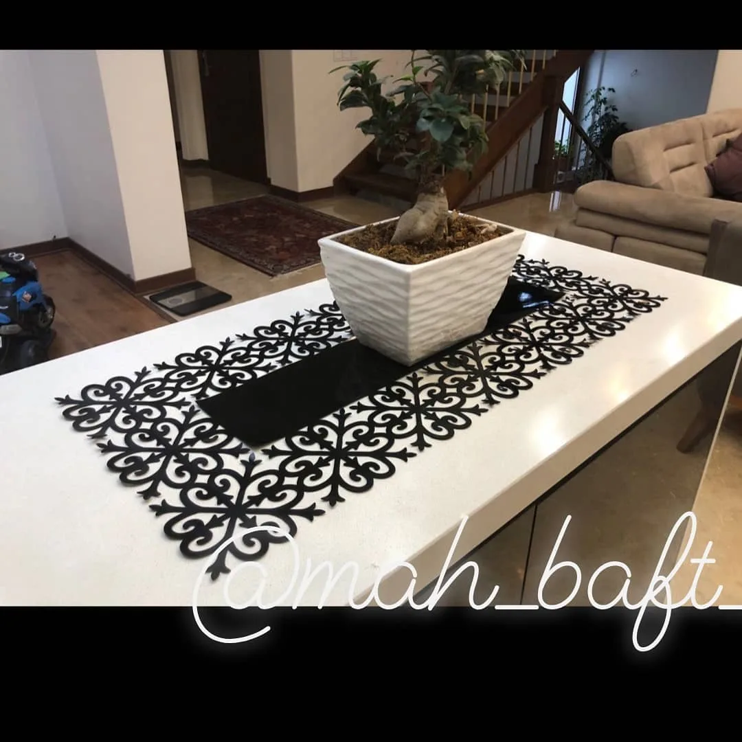رانر طرح گل با چرم مشکی، جنس چرم مصنوعی، طرح هندسی، رانر رومیزی مدرن