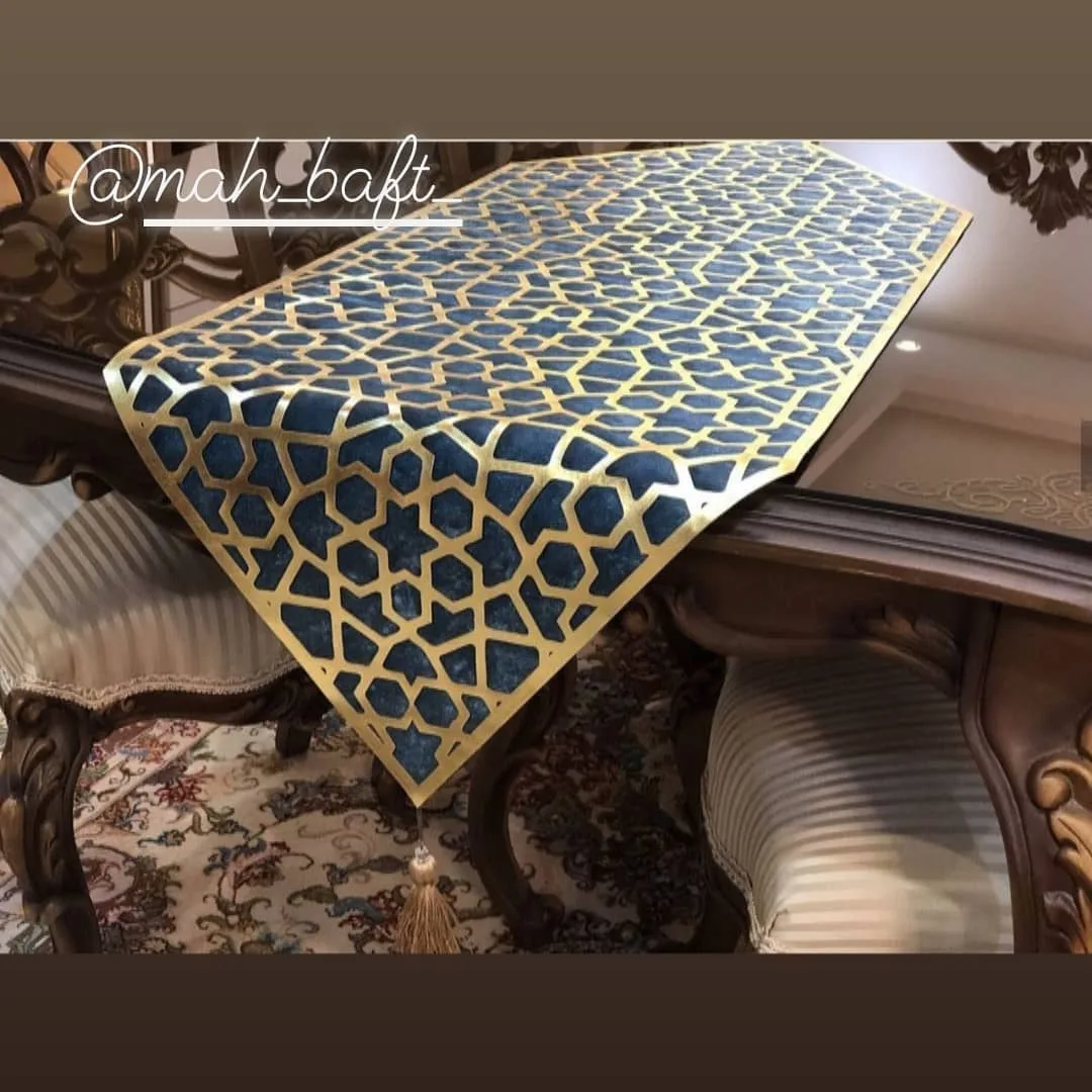 رومیزی طرح فیروزه نقرابی، رنگ سورمه‌ای و طلایی، جنس مخمل، طرح هندسی، رومیزی رانر منگوله‌دار