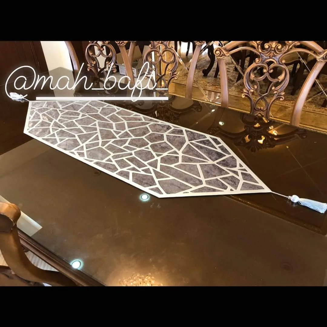 رانر مخمل و چرم، رنگ خاکستری و سفید، جنس پارچه، طرح هندسی، مستطیلی لوزی