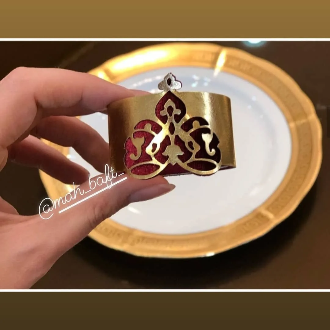حلقه دستمال سفره، رنگ طلایی و قرمز، جنس فلز و مخمل، طرح هندسی، حلقه‌ای استوانه‌ای