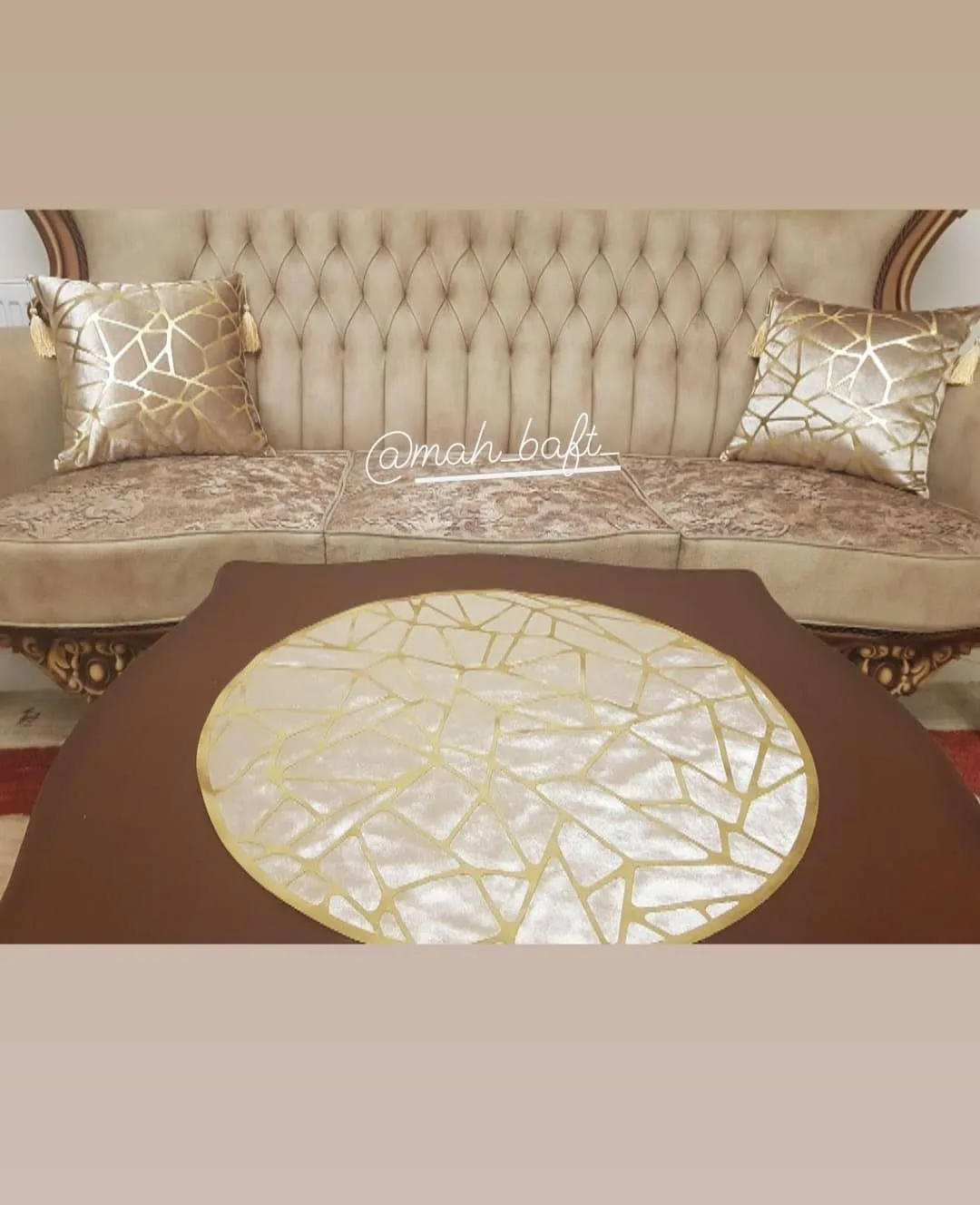 رومیزی مخمل و چرم، رنگ قهوه‌ای و کرم، طرح هندسی، رومیزی گرد