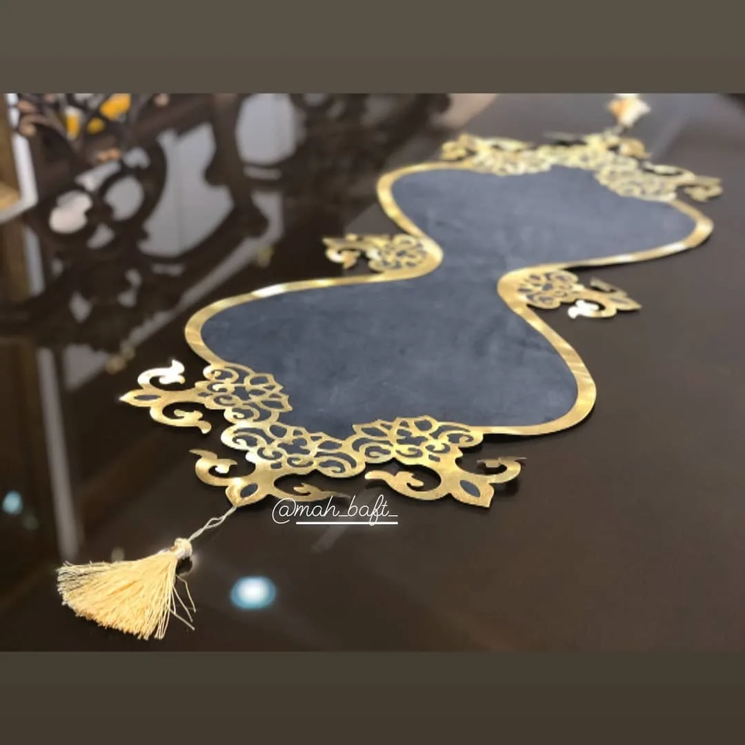 رانر طرح اشکی، رنگ سرمه‌ای و طلایی، جنس مخمل، طرح هندسی، رانر میز بلند منگوله‌دار