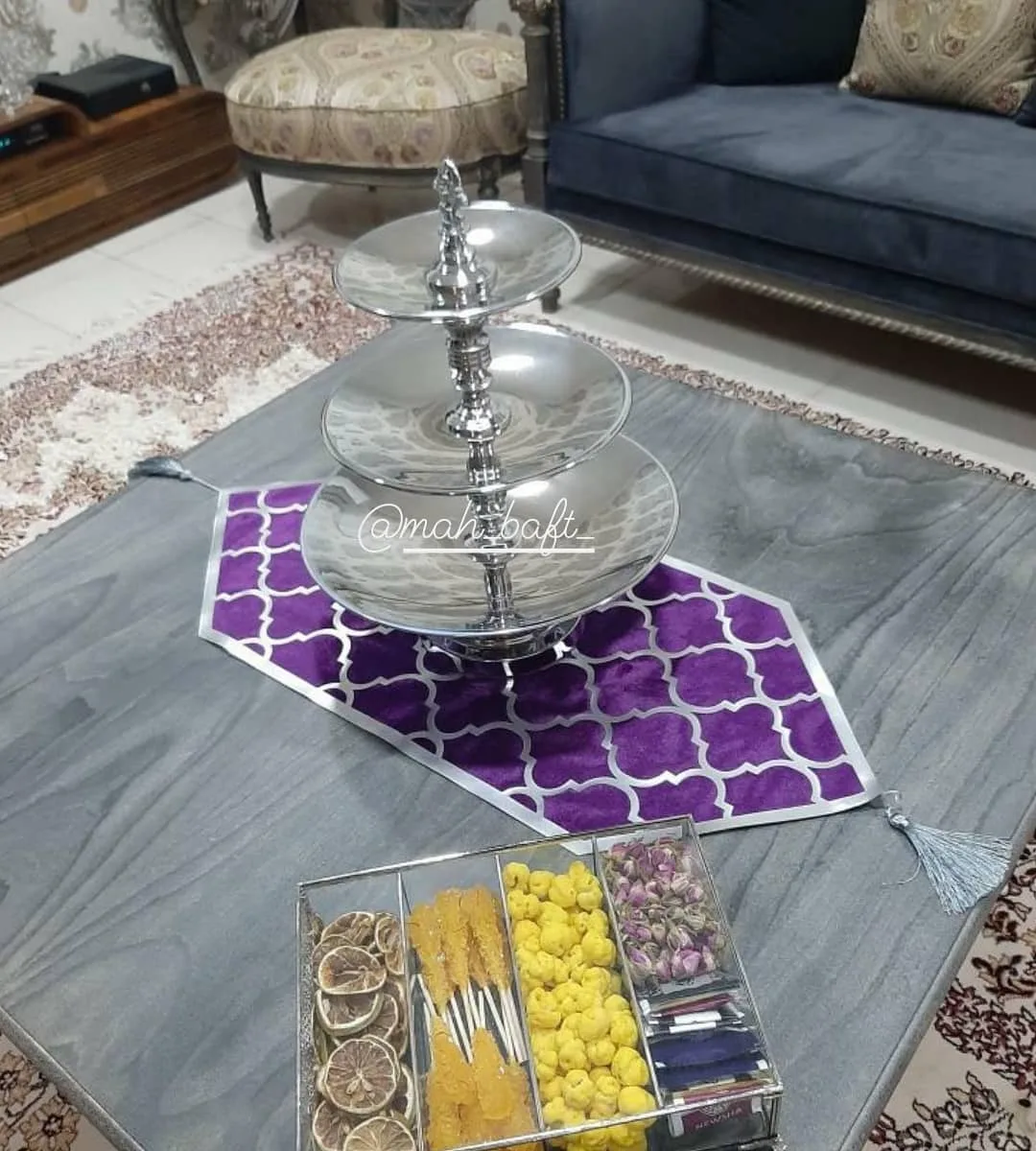رانر مخمل بنفش، رنگ نقره‌ای، طرح هندسی، مستطیلی، منگول‌دار