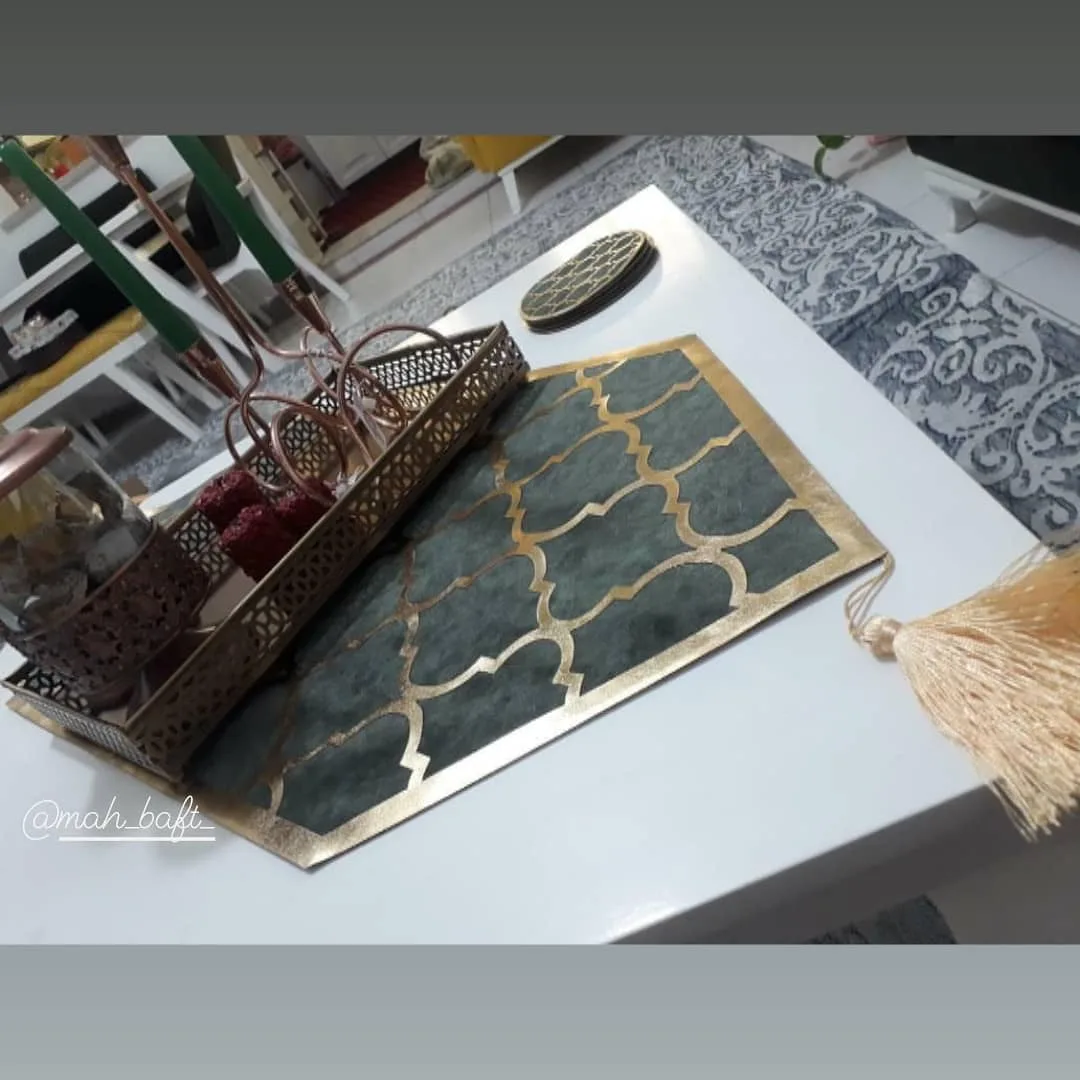 رانر طرح لوزی یشمی با چرم طلایی، رنگ سبز، جنس مخمل، طرح هندسی، مستطیلی، منگول‌دار