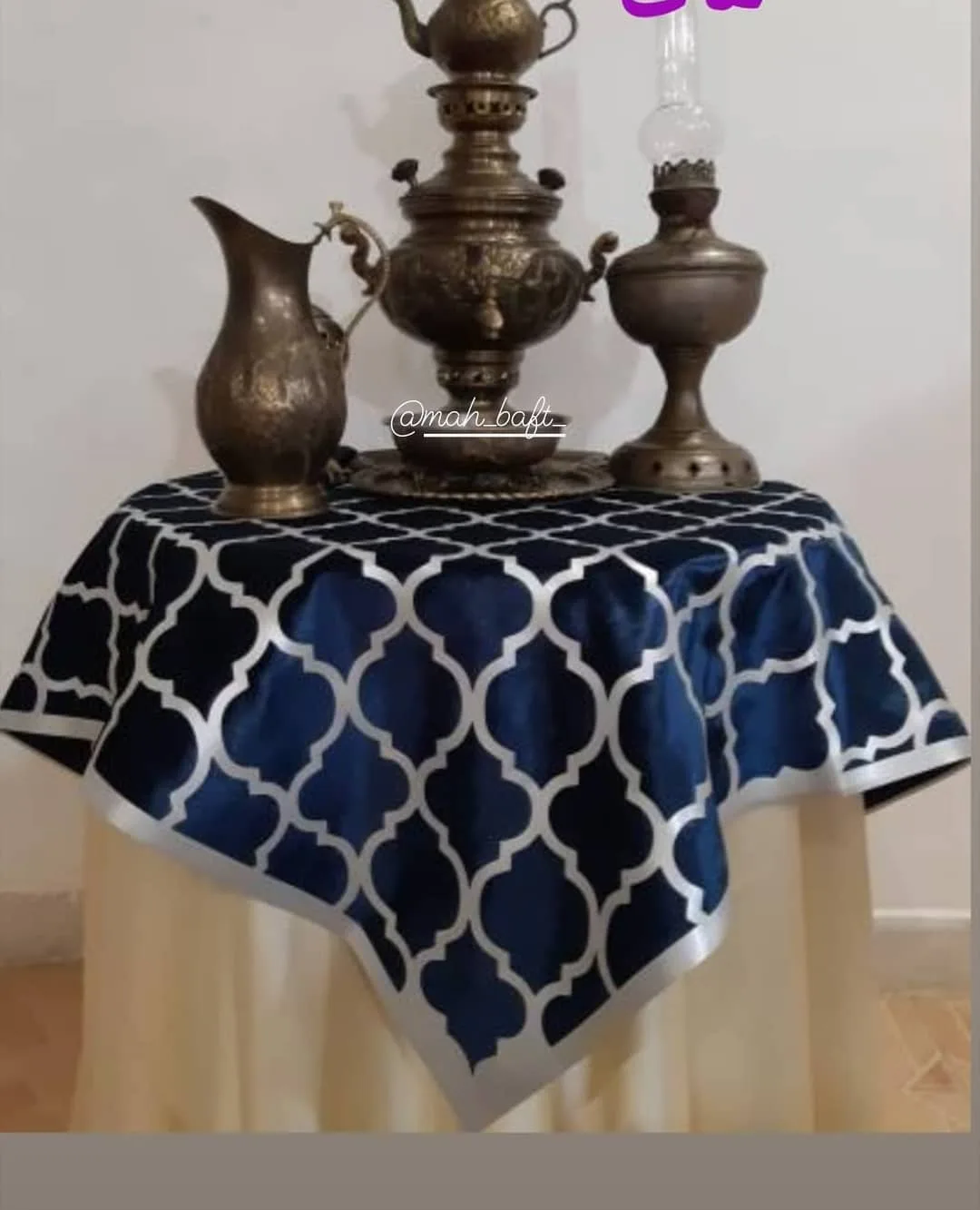 رومیزی مخمل و چرم میز خاطره، رنگ سورمه‌ای، نقره‌ای و کرم، جنس پارچه، طرح هندسی، گرد رومیزی