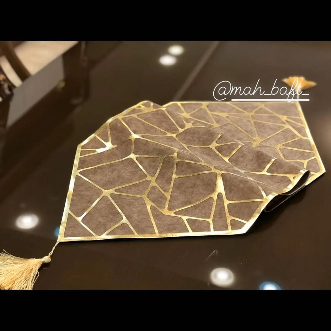 رومیزی طرح ترک نسکافه‌ای، رنگ قهوه‌ای و طلایی، جنس مخمل، طرح هندسی، مستطیلی با منگوله