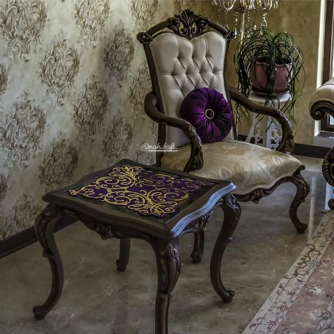 رومیزی عسلی طرح شاپرک و کوسن گرد، رنگ قهوه‌ای، بنفش و طلایی، جنس چوب و پارچه، طرح هندسی، مربع با پایه‌های خراطی