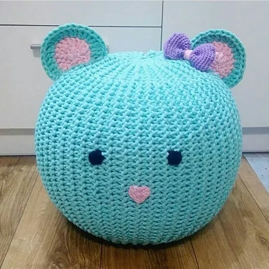 پاف کودک بافت، رنگ آبی فیروزه‌ای، صورتی و بنفش، جنس بافتنی، طرح شخصیت کارتونی، گرد شکل خرس