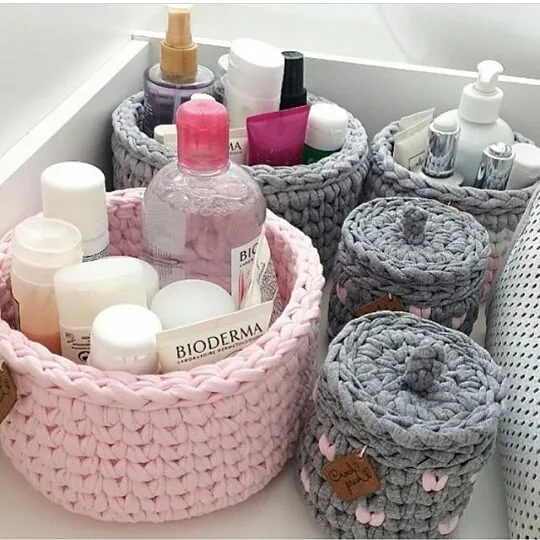سبد دردار تریکو، رنگ صورتی، طوسی و سفید، جنس بافتنی، استوانه‌ای‌ دردار