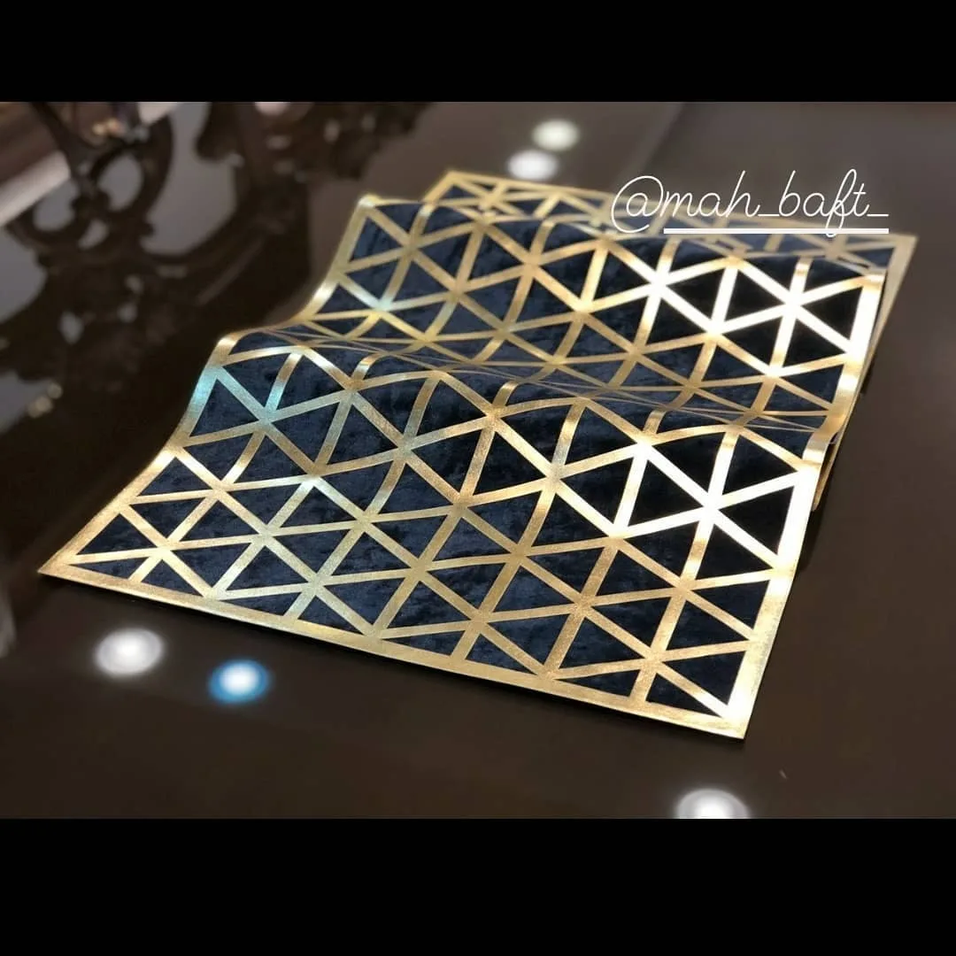 رومیزی طرح برمودا، رنگ سرمه‌ای و طلایی، جنس مخمل، طرح هندسی، مستطیلی