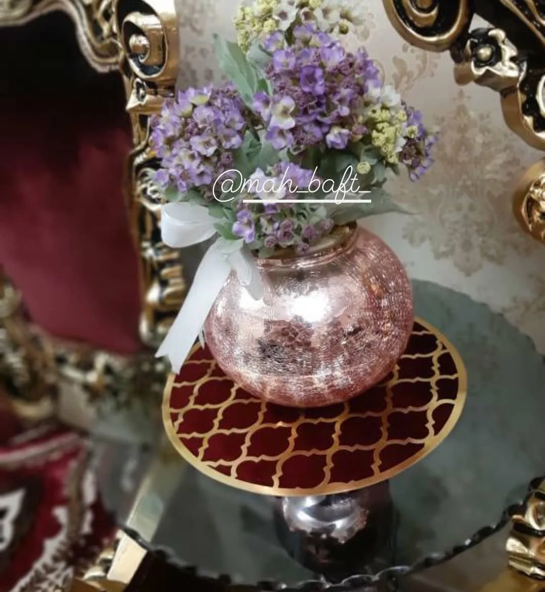 رومیزی عسلی گرد طرح لوزی، رنگ قرمز و طلایی، جنس مخمل، طرح هندسی، گرد رومیزی