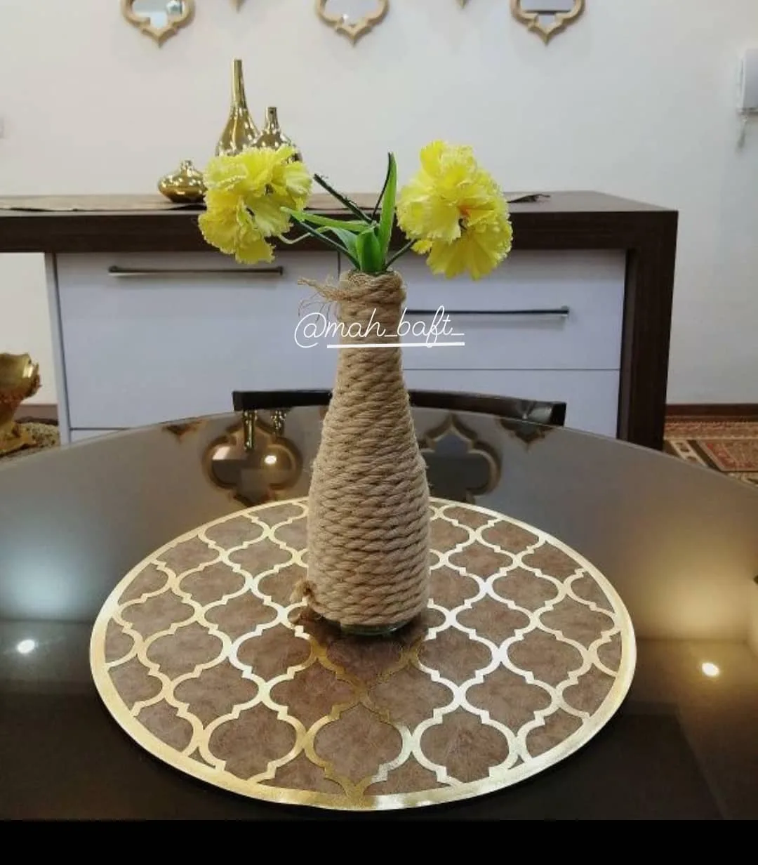 رومیزی عسلی گرد، رنگ قهوه‌ای و طلایی، جنس چرم مصنوعی، طرح هندسی، گرد رومیزی