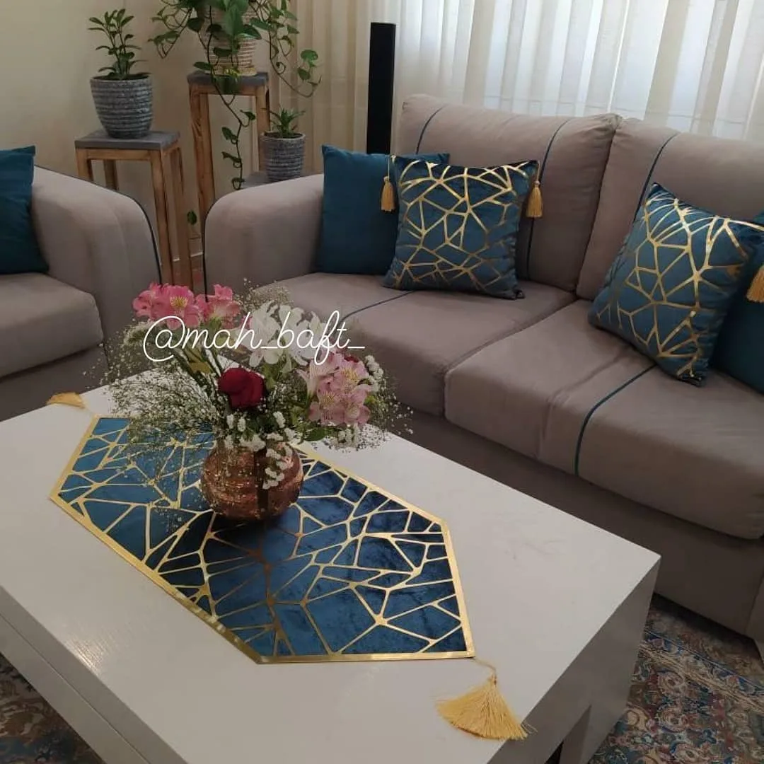 رومیزی طرح ترک نقرابی با چرم طلایی، رنگ سرمه‌ای، جنس مخمل، طرح هندسی، مستطیلی
