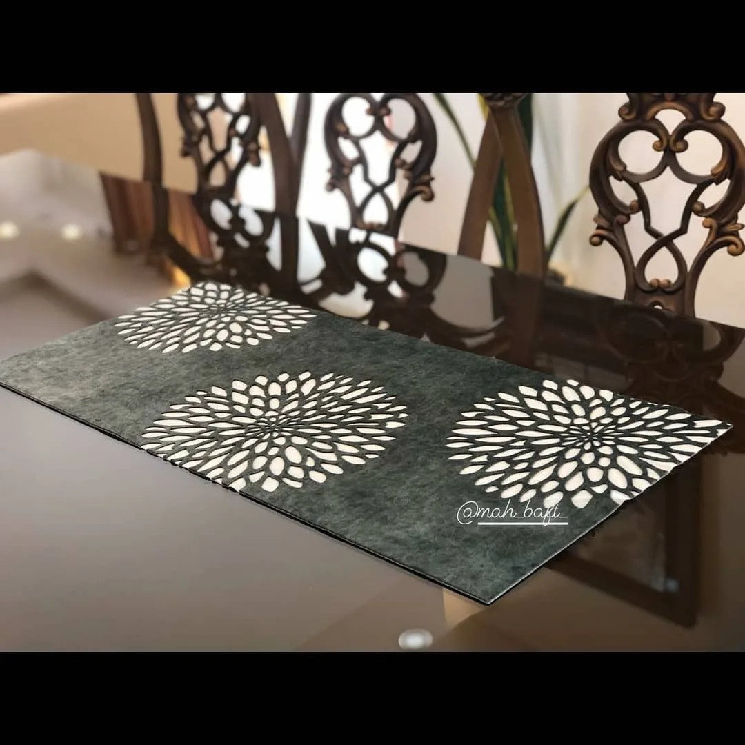 رانر مخمل طوسی طرح قاصدک، رنگ خاکستری و سفید، طرح هندسی، مستطیلی، رانر میز