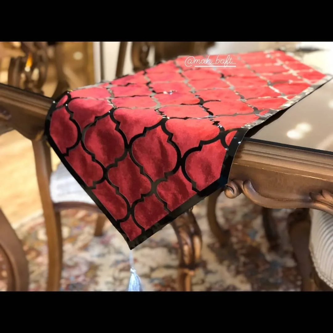 رانر مخمل زرشکی مشکی، رنگ قرمز، طرح هندسی، مستطیلی، با منگوله