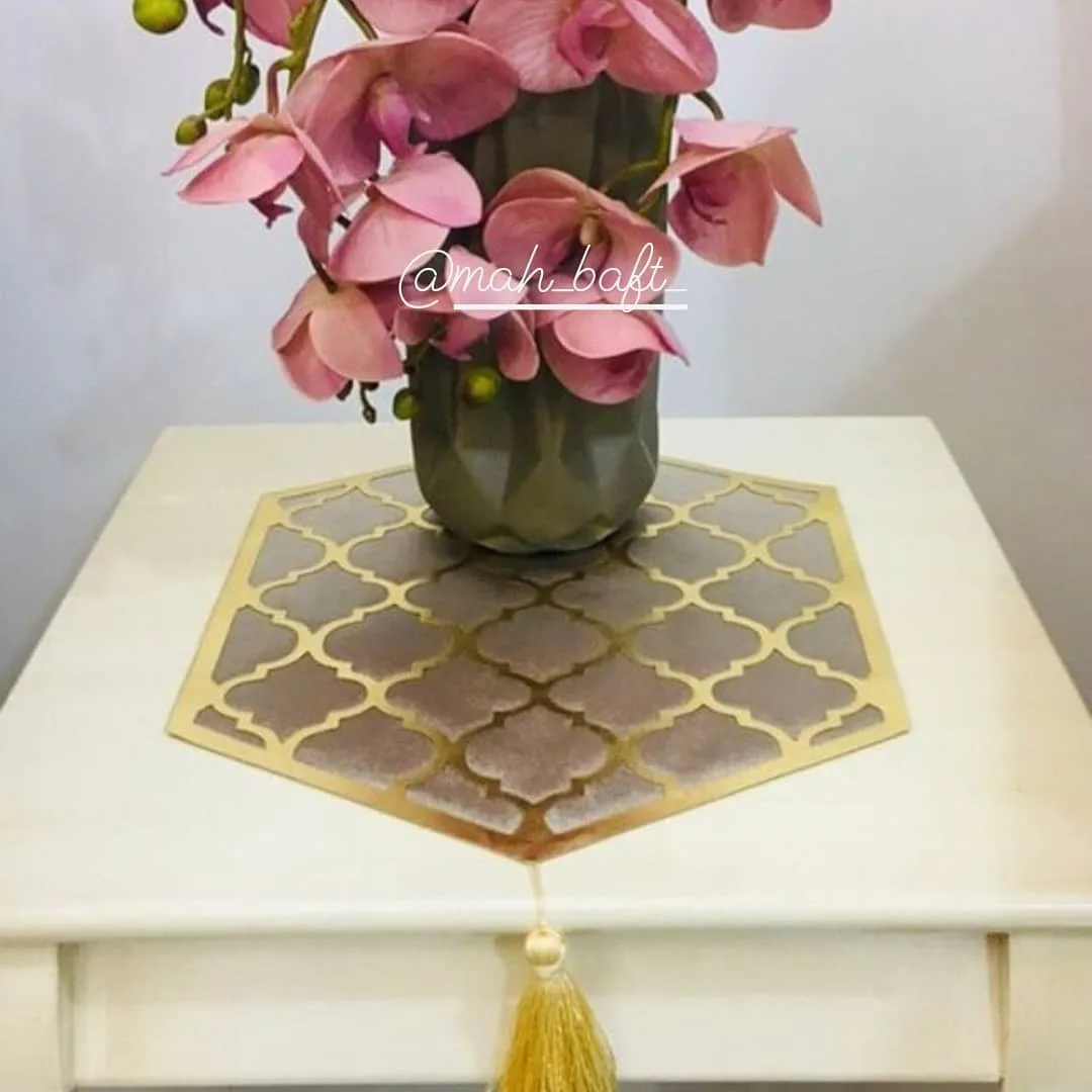 رومیزی عسلی طرح لوزی بژ طلایی، رنگ خاکستری، جنس پارچه، طرح هندسی، رانر رومیزی شش‌ضلعی