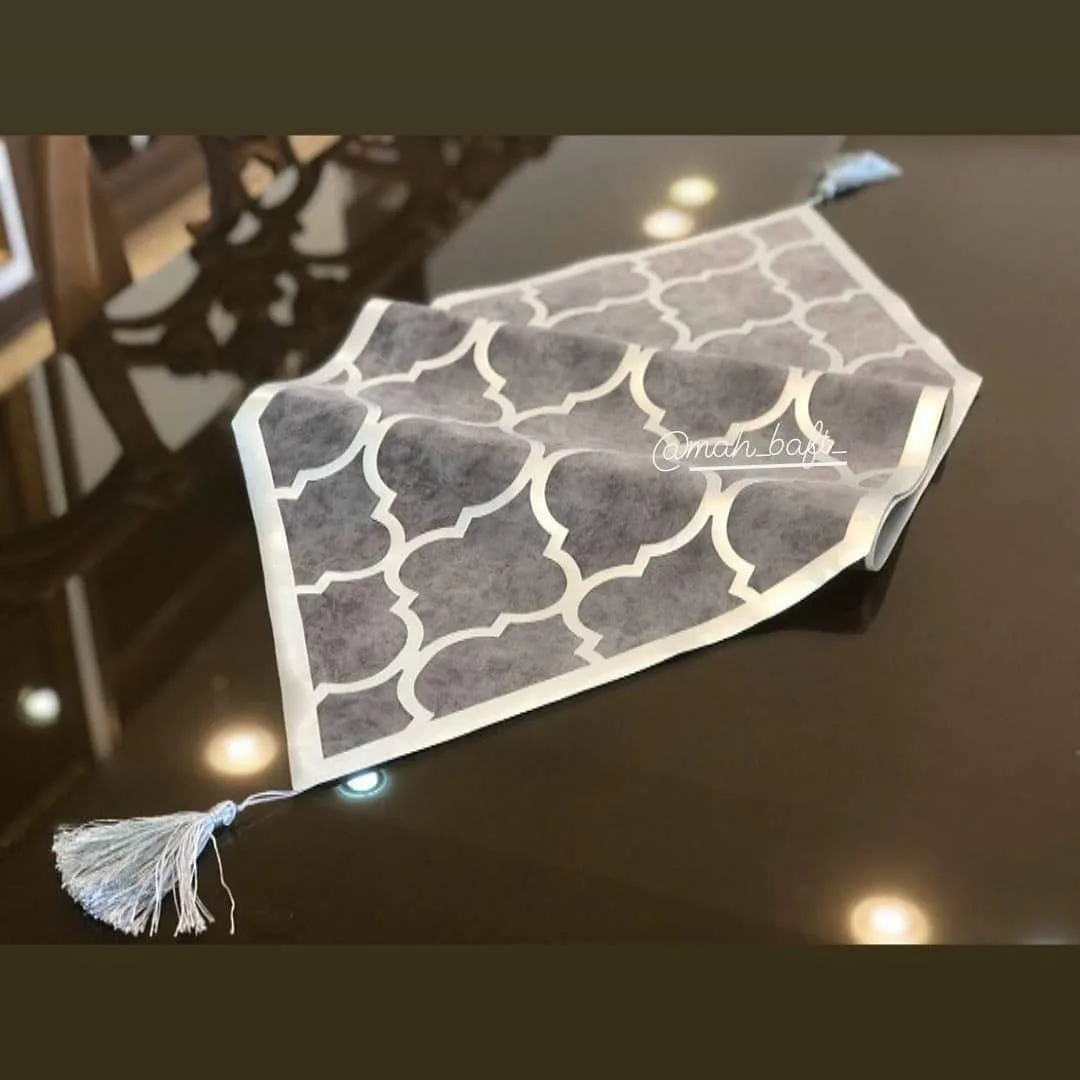 رانر طرح لوزی طوسی با چرم نقره‌ای، رنگ خاکستری، جنس مخمل، طرح هندسی، مستطیلی، رانر میز